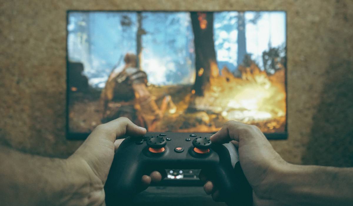 hex gaming ps4 controller showing ergonomic design and button layout