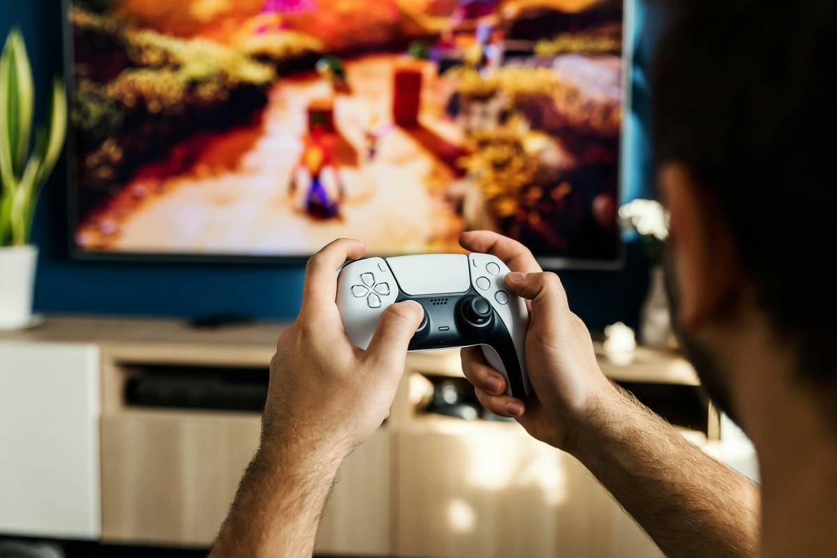 game console ps4 how to control showing a DualShock 4 controller with labeled buttons and analog sticks