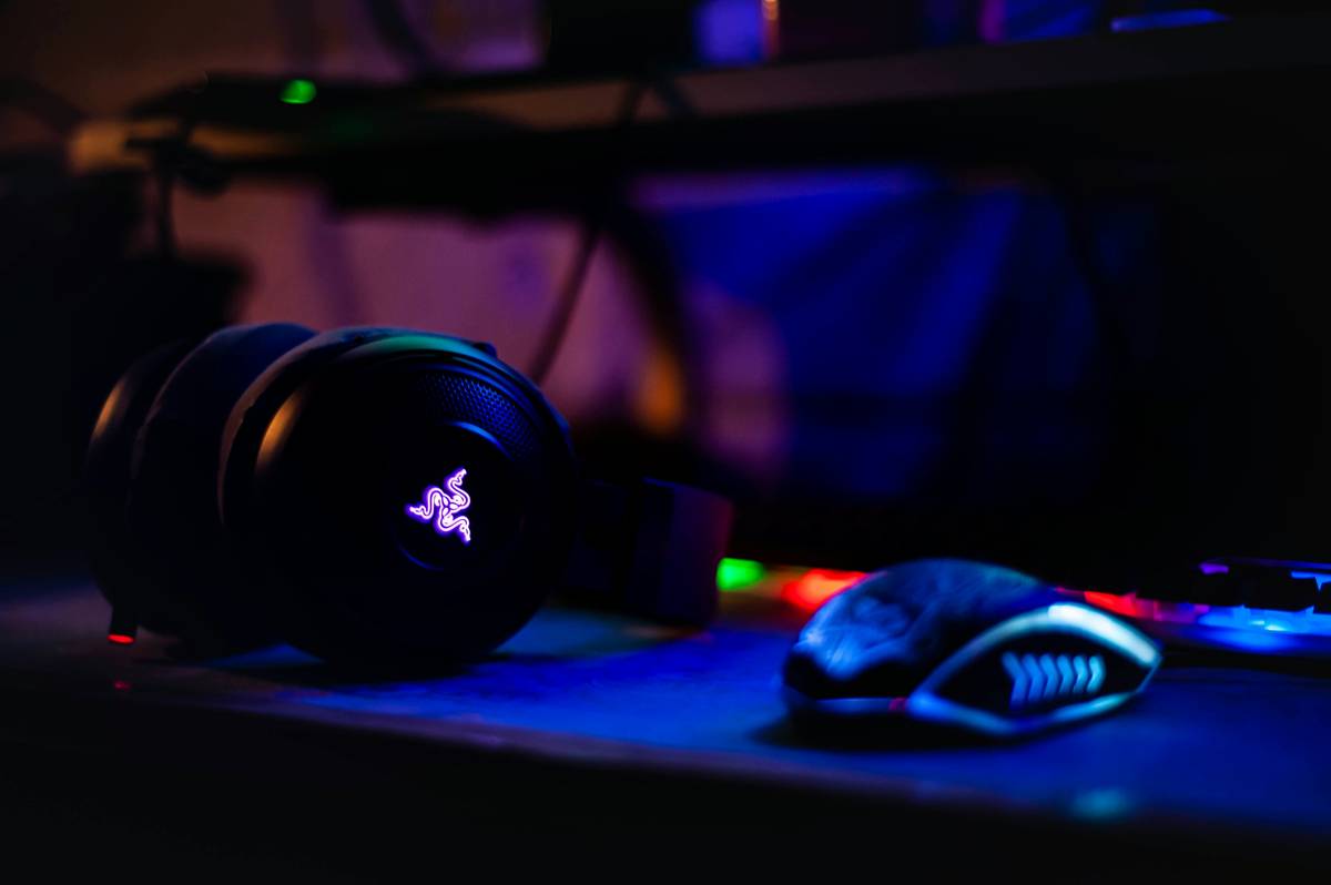 gaming accessory ps4 how to hear - PS4 controller with headset plugged into 3.5mm port